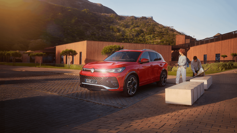 Kobieta wsiadająca do niebieskiego VW T-Cross