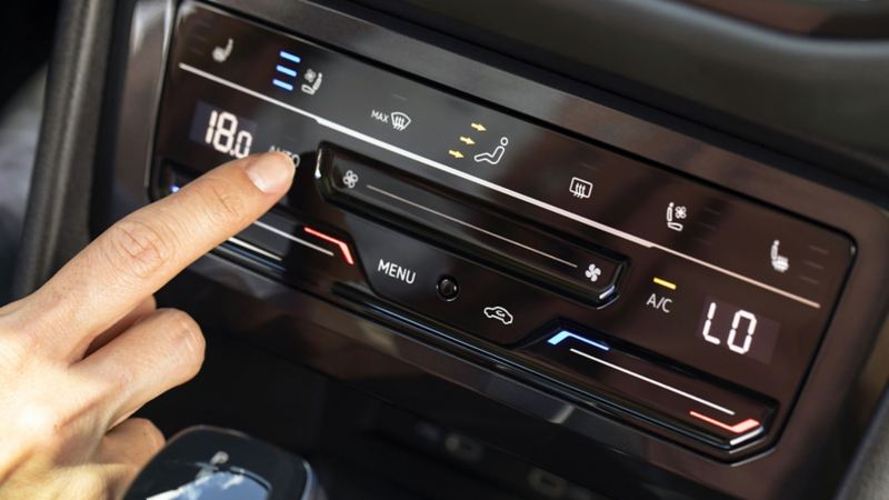 Dedo de conductor controla la temperatura de Climatronic, sistema de aire acondicionado Volkswagen.