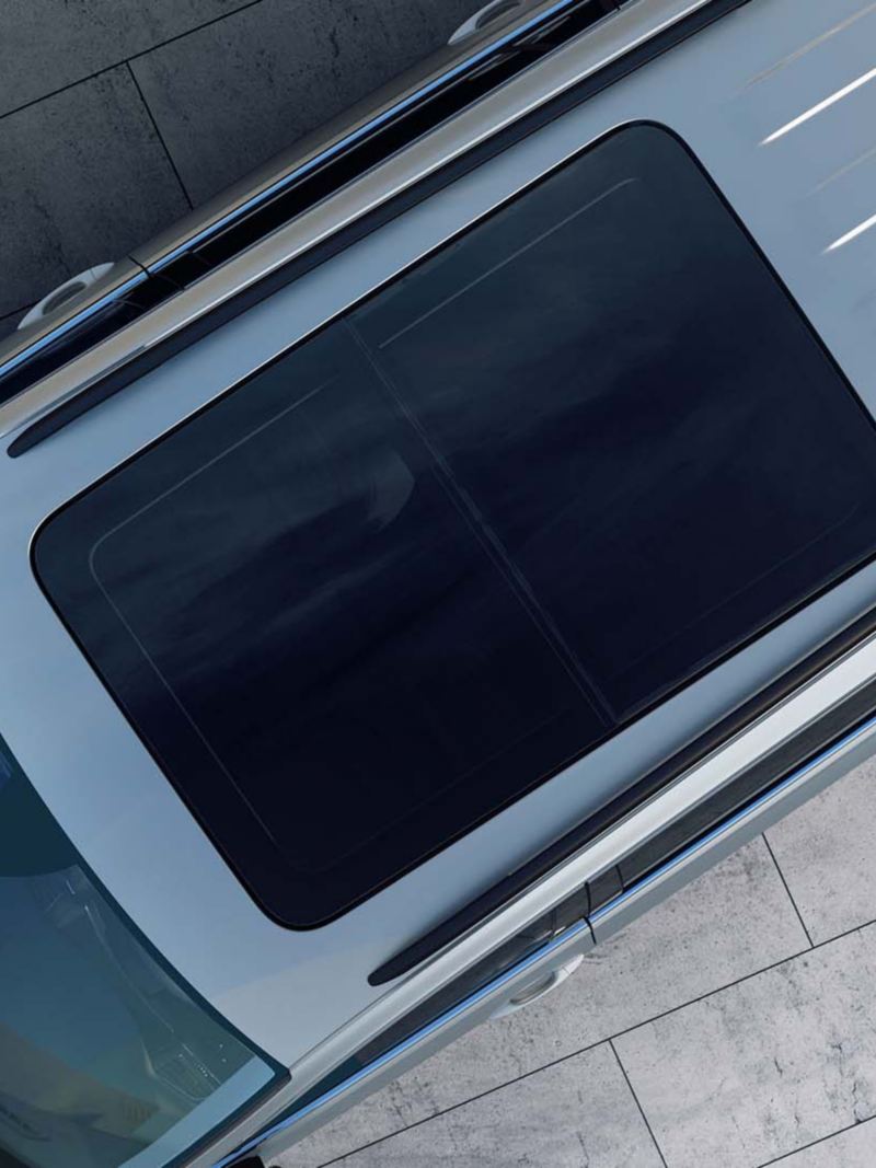 Imagen cenital de la nueva camioneta Tiguan 2022 que muestra su techo corredizo panorámico.