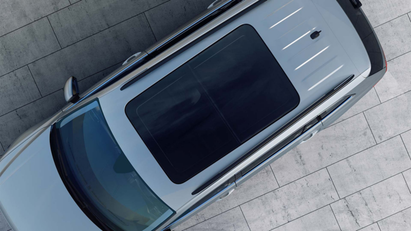 Imagen cenital de la nueva camioneta Tiguan 2022 que muestra su techo corredizo panorámico.