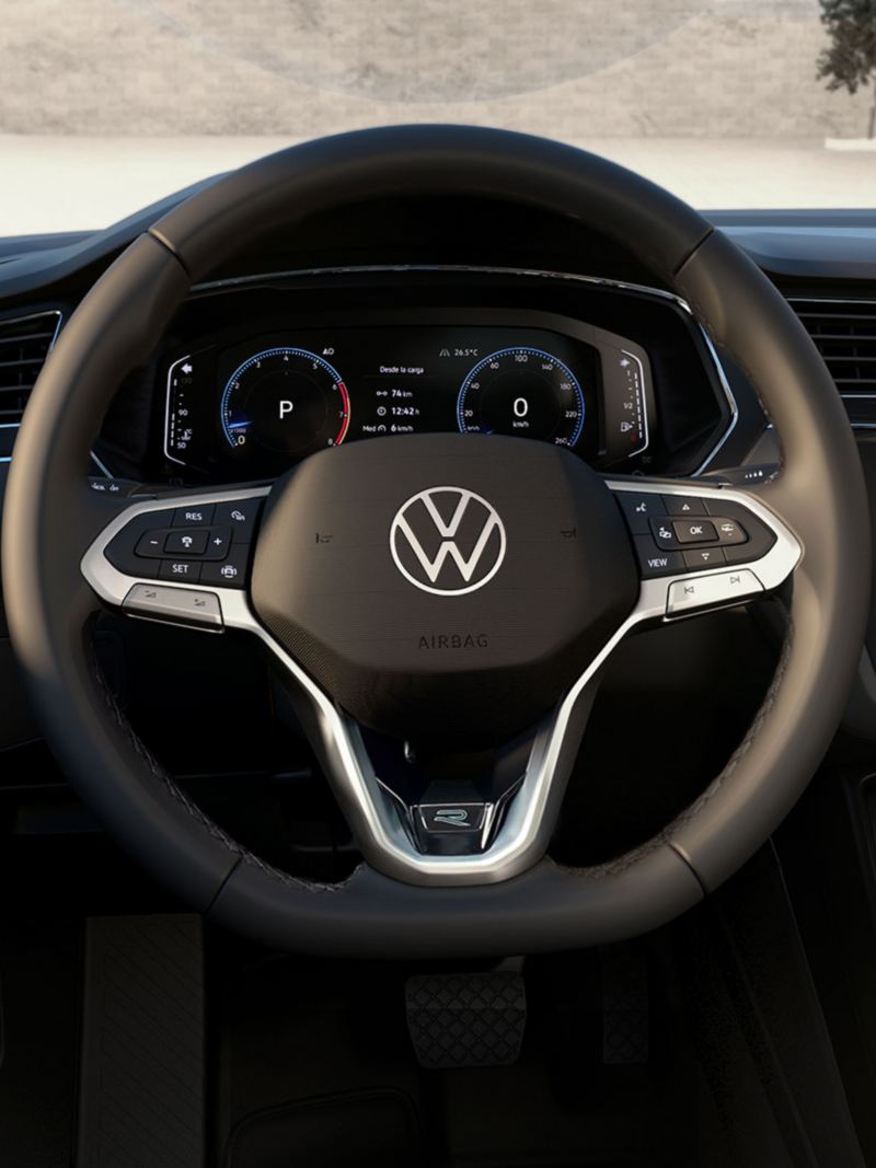 Imagen del volante de la camioneta Volkswagen Nuevo Tiguan 2022, forrado con piel. 