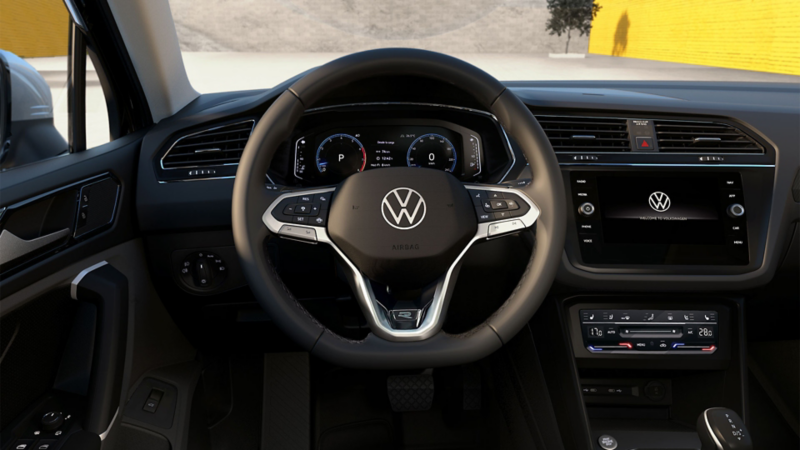 Imagen del volante de la camioneta Volkswagen Nuevo Tiguan 2022, forrado con piel. 