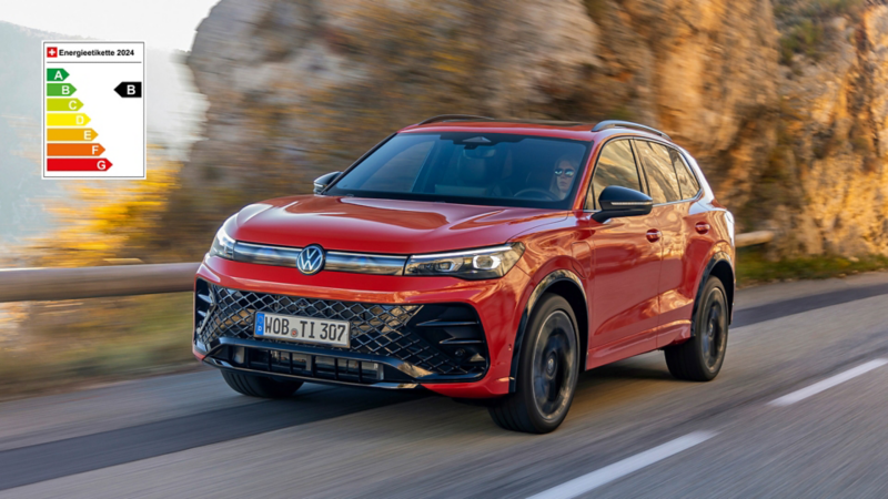 Der Tiguan fährt auf einer Strasse