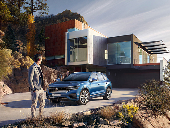 Couple walking to a Touareg