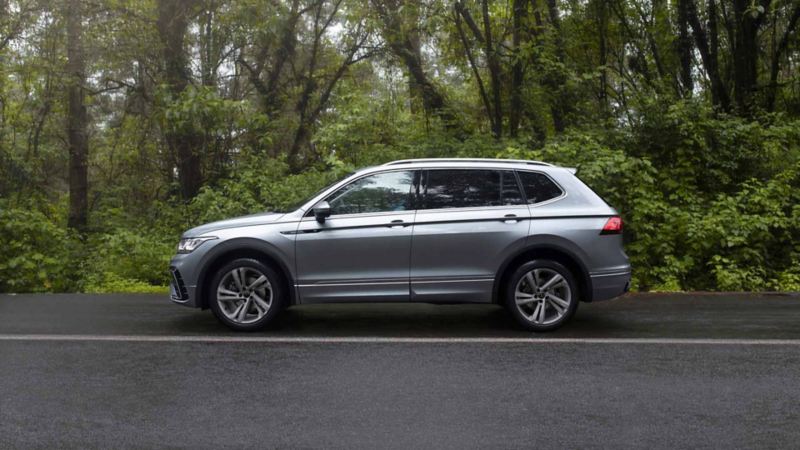 Volkswagen Tiguan 2024. Vista lateral de camioneta SUV.