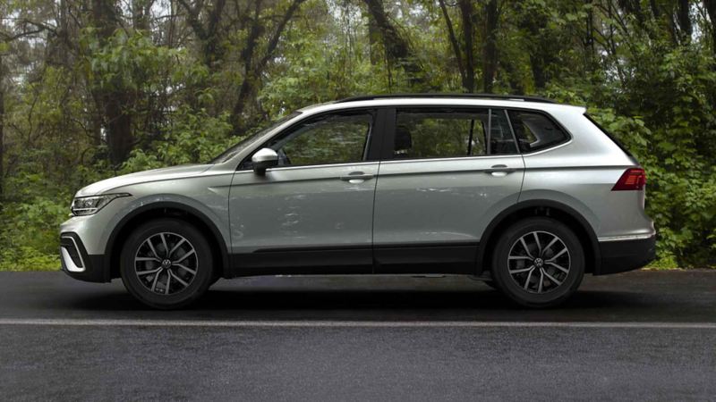 Tiguan 2024. Camioneta familiar para 5 pasajeros en color platino.