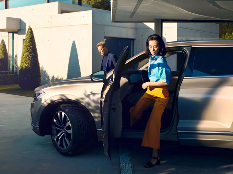 Woman exiting a Touareg