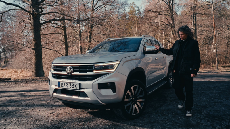 Tim står bredvid nya VW Amarok