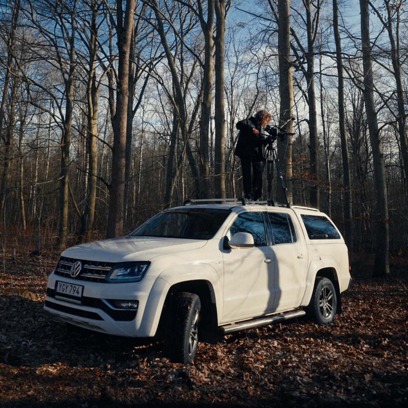 Tim Forsström Jakobsson står uppe på en VW Amarok pickup