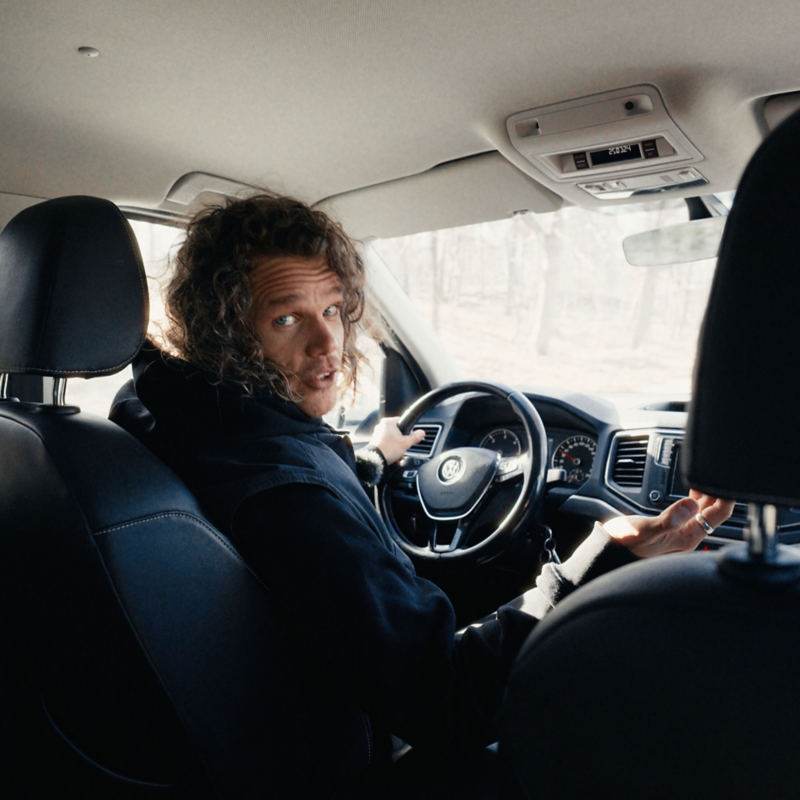 Tim Forsström Jakobsson sitter inuti sin VW Amarok pickup