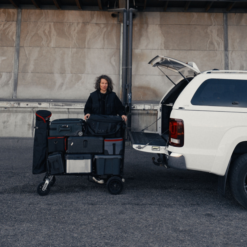 Tim Forsström Jakobsson lastar sin VW Amarok pickup