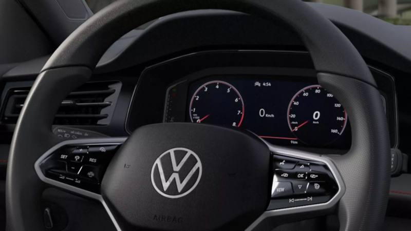 Volante de VW con cuadro de instrumentos digital que muestra tacómetro y velocímetro a cero km/h.
