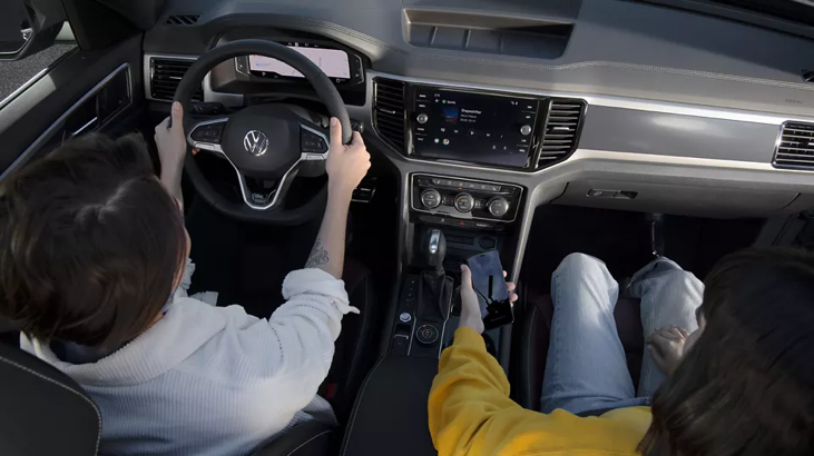 Hombre y mujer conduciendo una SUV de Volkswagen