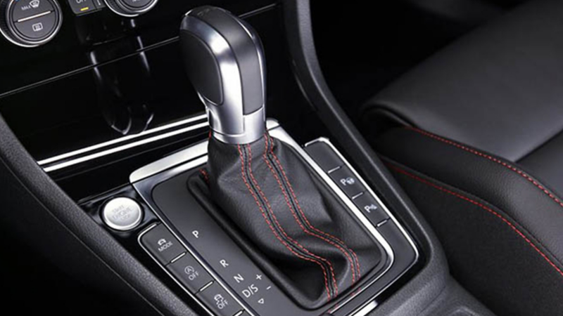 Palanca de velocidades con transmisión DGS, I-Motion o Tiptronic presente en automóviles VW