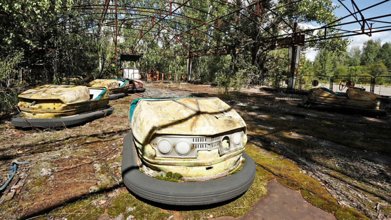 Övergivna radiobilar i nöjespark i Tjernobyl