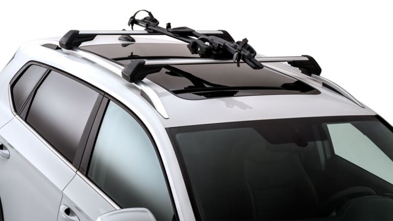 Portabicis para Taos de Volkswagen sujetadas en el techo de camioneta de color blanco. 
