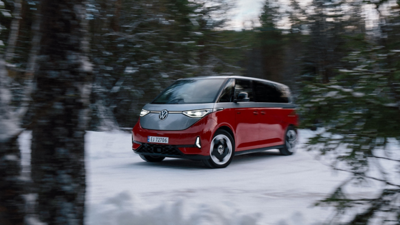 VW ID. Buzz GTX fyrhjulsdriven elbil kör i fjällen
