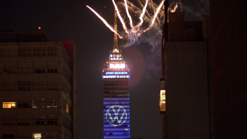 Torre Latinoamericana de Ciudad de México se iluminó con un mapping que celebra lanzamiento de Nuevo Virtus 2022.