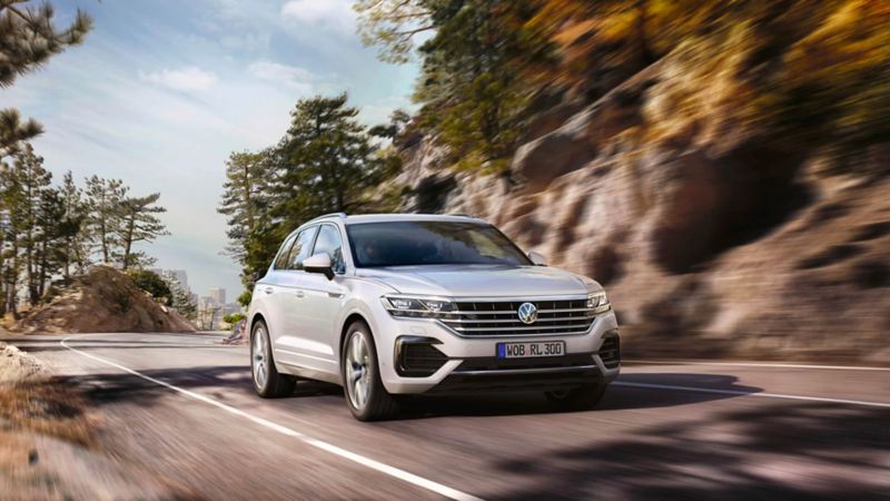 VW Touareg sur une route de montagne