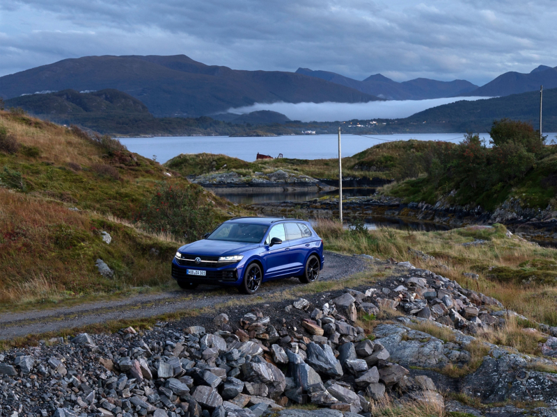 Touareg R eHybrid side front view driving up hill