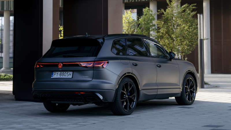 touareg r i mężczyzna po prawej stronie