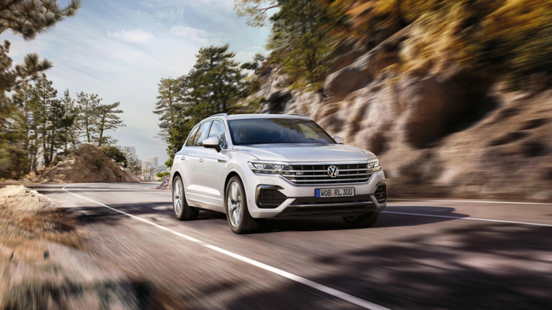 Ein Touareg fährt auf der Strasse durch eine Schlucht