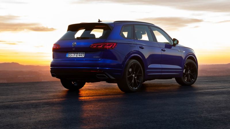 VW Touareg R bleu devant un coucher de soleil