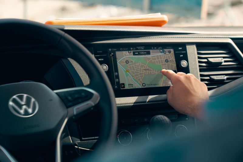Mapa jest wyświetlana w systemie nawigacyjnym Samochodu Dostawczego Volkswagen.