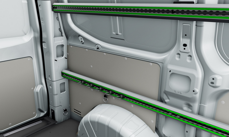 Detaljert illustrasjoner viser surreskinner med surrekroker i vw transporter varebil