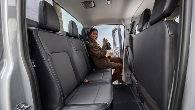 Volkswagen Transporter plateau en cours de déchargement d’une grande plaque de marbre, deux personnes travaillent ensemble.