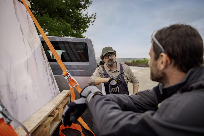 Volkswagen Crafter Furgon na tle budynku przemysłowego.
