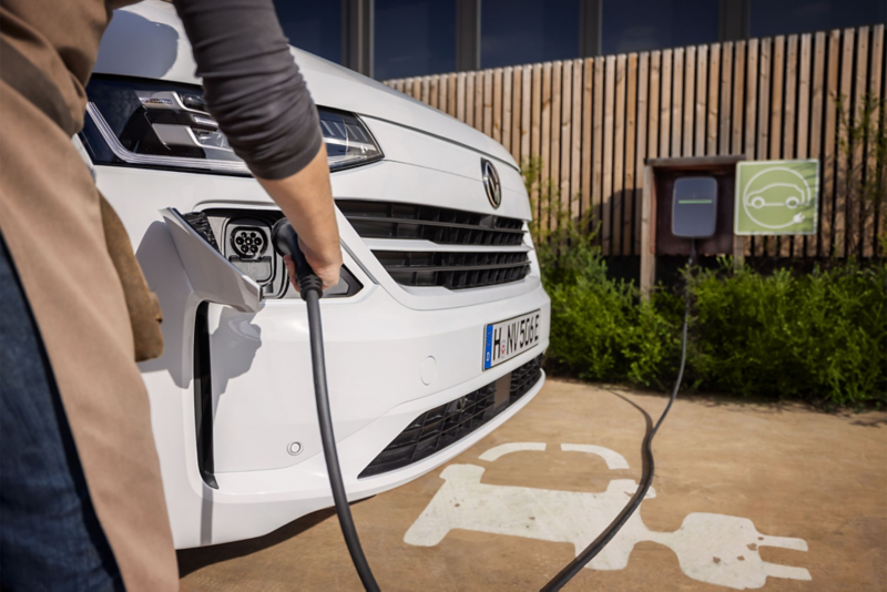 VW e-Transporter blanc en charge
