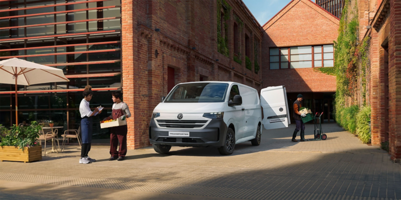 Une vue latérale avant du nouveau VW Transporter en train d'être déchargé