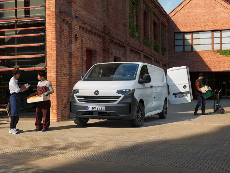 Ein VW Transporter beliefert ein Restaurant mit Waren.