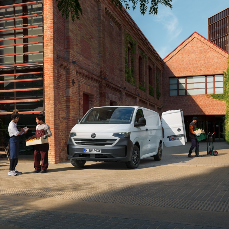 VW Transporter Furgon dostarcza świeżą żywność do restauracji.