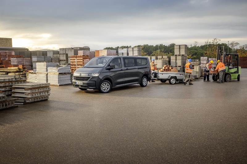 Transporter Combi negra en entorno de trabajo