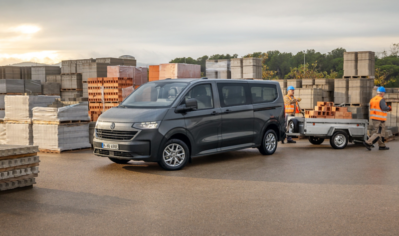 Volkswagen Transporter Kombi z przyczepką.