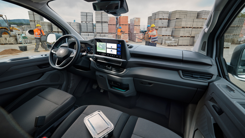 Aufnahme des Cockpits des VW Transporters in einem Hafengebiet