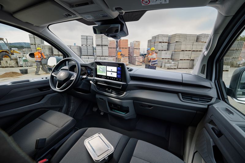 vue intérieure vers l'extérieur d'un Nouveau Transporter sur un chantier