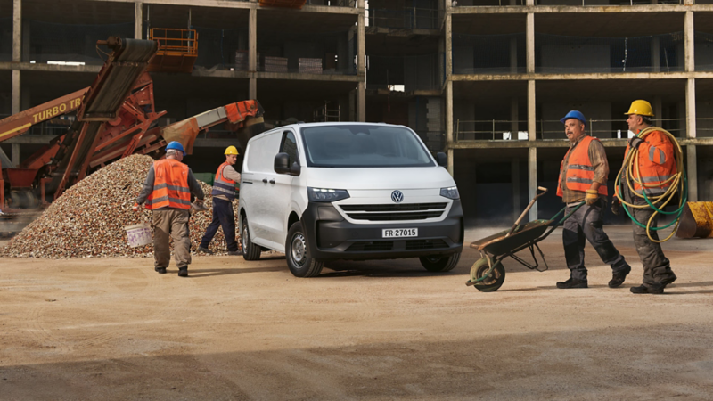 VW Transporter Fourgon Entry sur un chantier avec des ouvriers au travail