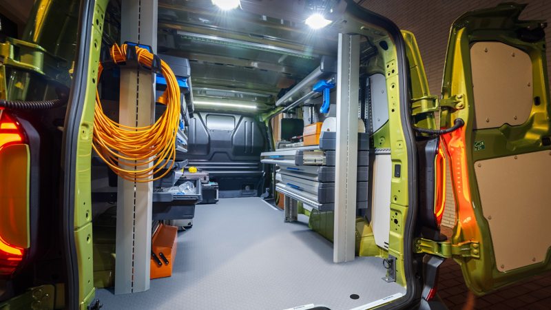 Ausgebauter Innenraum eines VW Crafter mit einer Regallösung von Umbaupartner Sortimo.