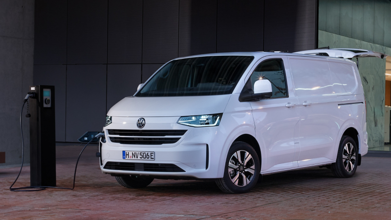 Der VW e-Transporter steht an einer Ladesäule und wird aufgeladen.