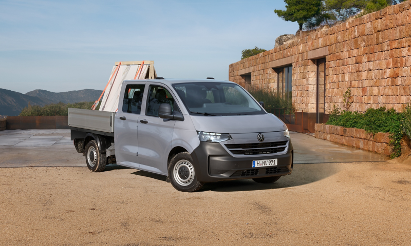 En grå VW Transporter Pickup dubbelhytt står parkerad