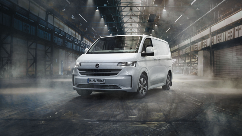 Le VW Transporter blanc de 3/4 face dans un entrepôt