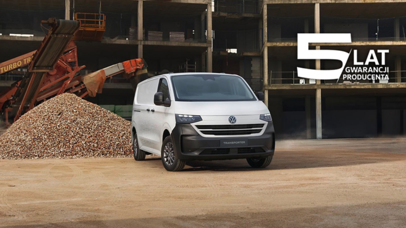 Jason Statham obok Volkswagena Transportera.