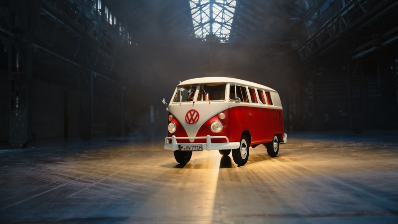 Der VW T1 Bulli in einer leeren Lagerhalle in Szene gestellt.