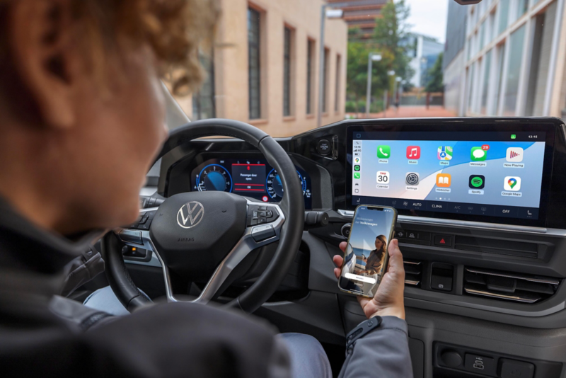 El VW Nuevo California aparcado en la orilla junto a dos personas.