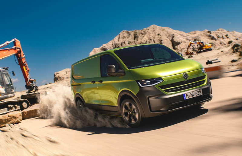 Nueva Transporter furgón verde en movimiento en una obra