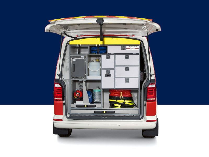 Ein Volkswagen Transporter mit geöffneter Heckklappe.