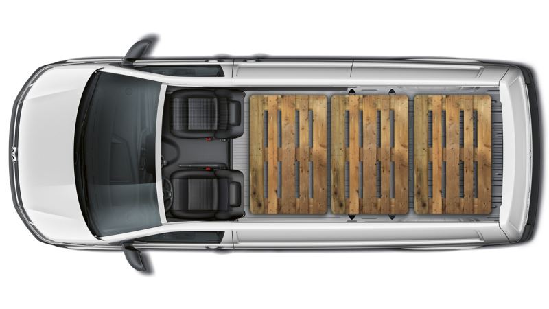 Ein Volkswagen 6.1 Transporter von oben. Blick in den Innenraum in dem drei Europaletten Platz haben.